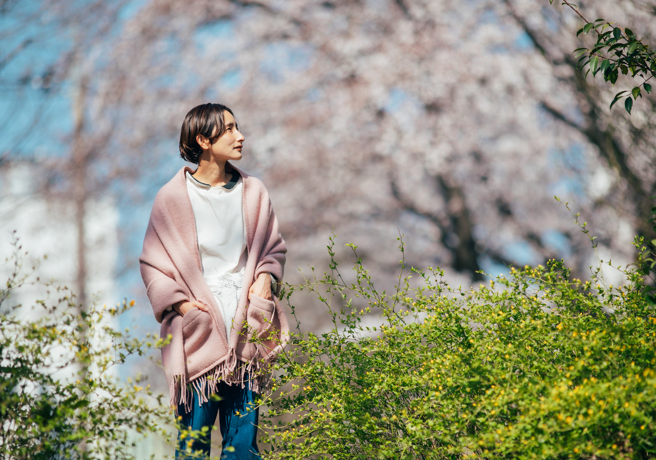 春もいっしょに、ポケットショール / 2021年春の新色《SAKURA》のイメージ画像